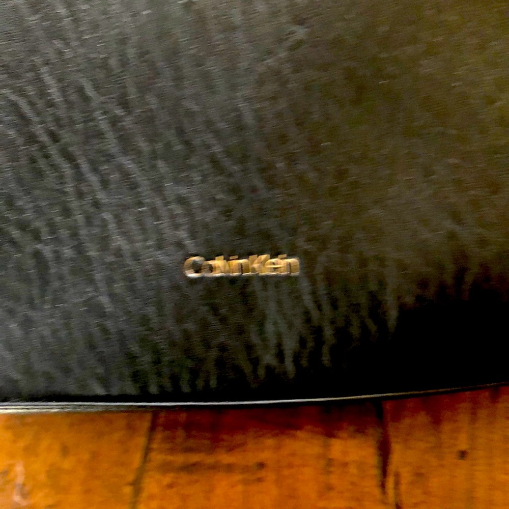 Great bag with shoulder strap included!